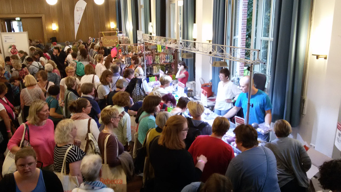 Wollfest aus Austeller mit viele Kunden